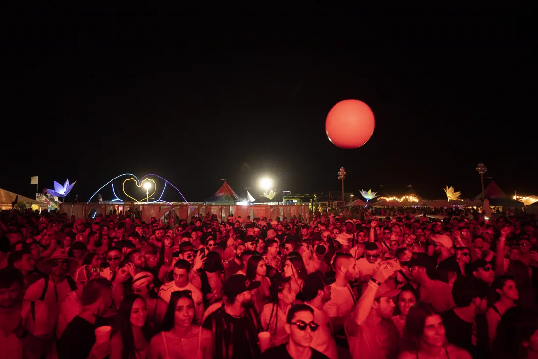 Luna roja sobre el público iluminado de rojo