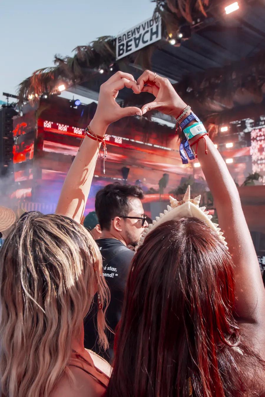 Manos en forma de corazón frente al escenario