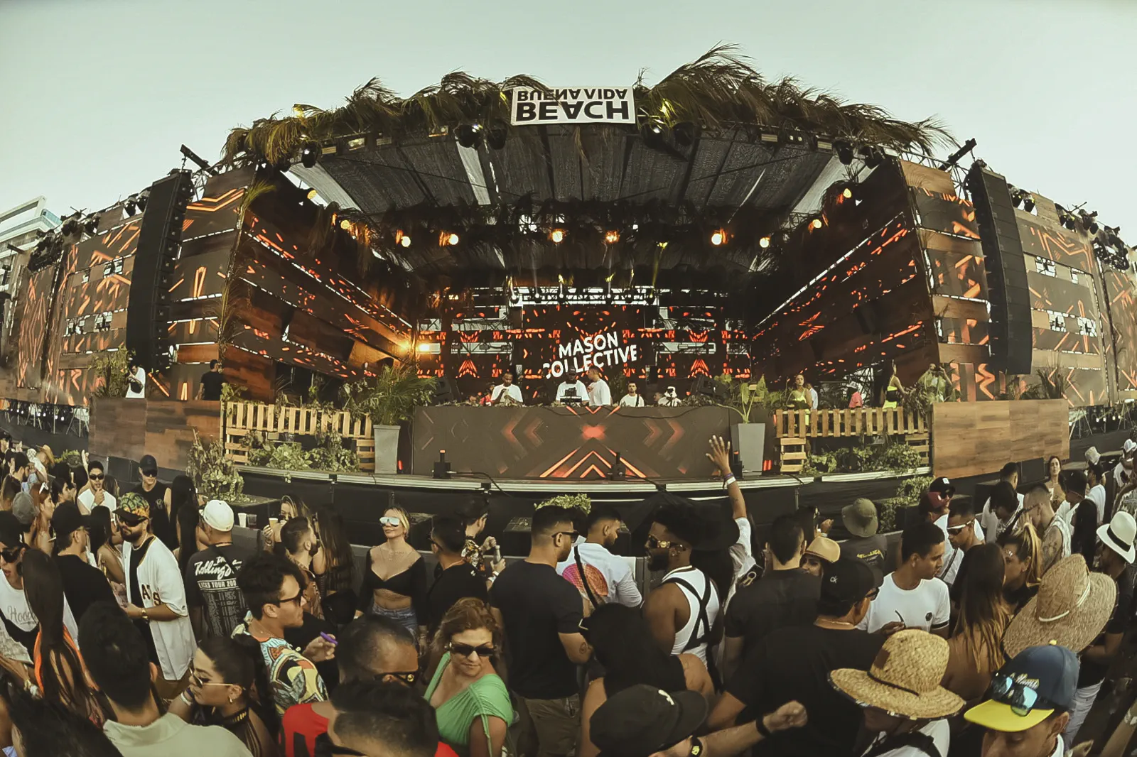 Escenario principal de Buena Vida Beach 2023 frente a miles de personas
