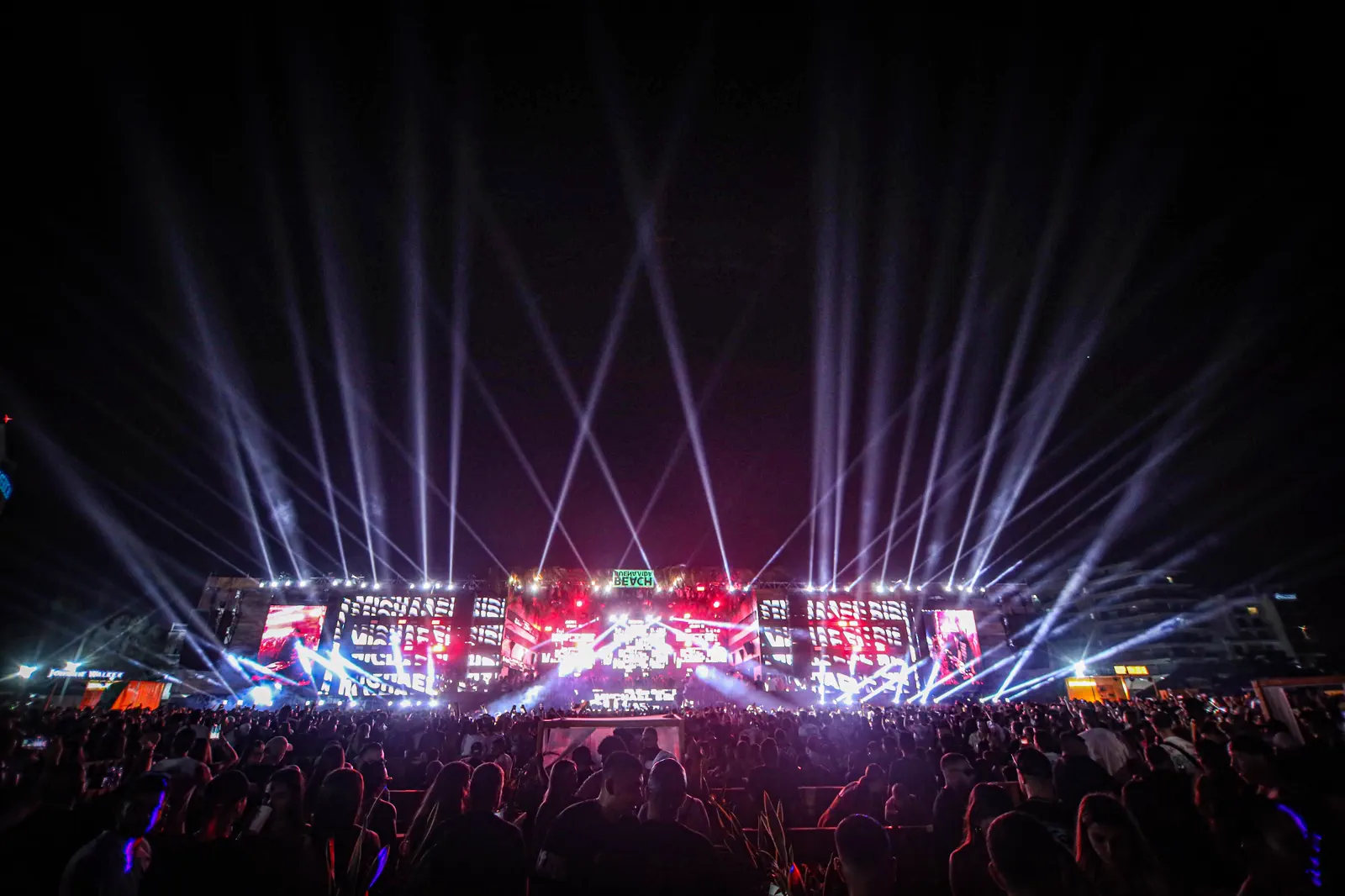 Show de láser sobre el escenario y el público de noche