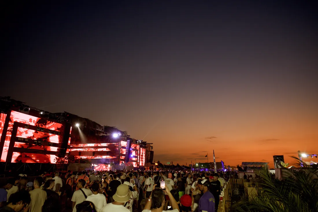 Escenario y público al caer el sol