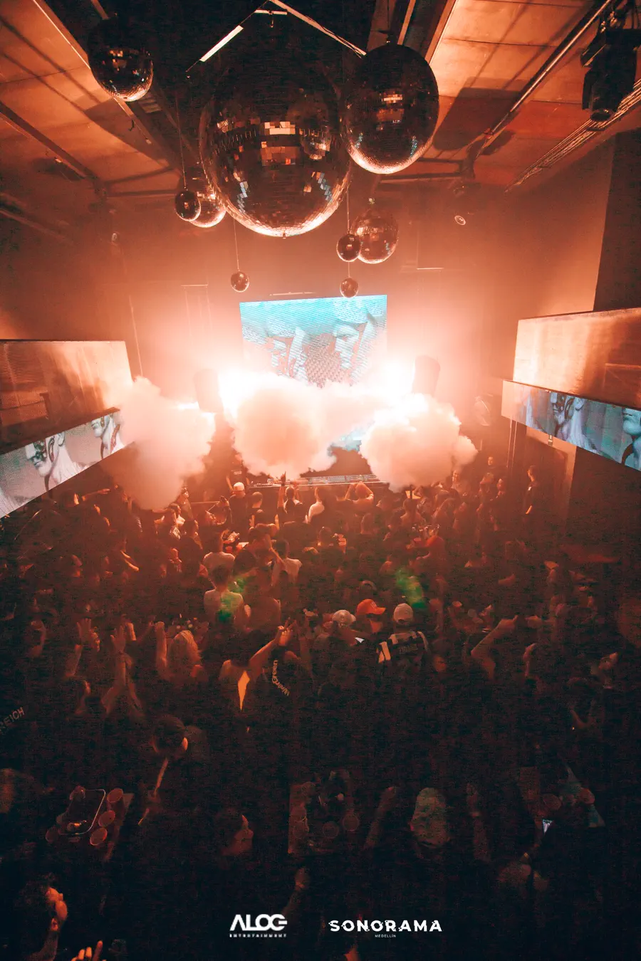 Bolas de discoteca, humo y público en The Capittulos II