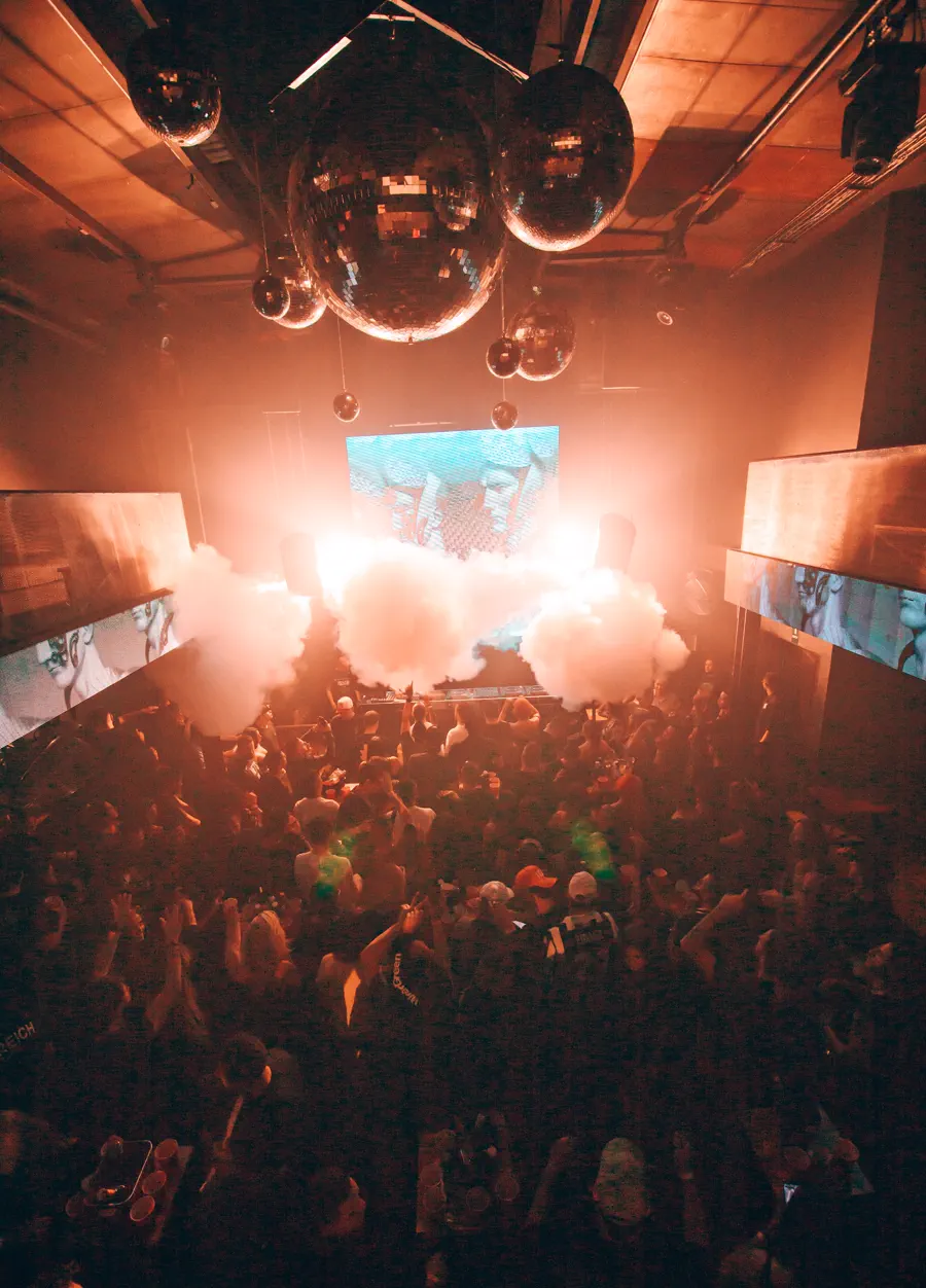 Bolas de discoteca, humo y público en The Capittulos II